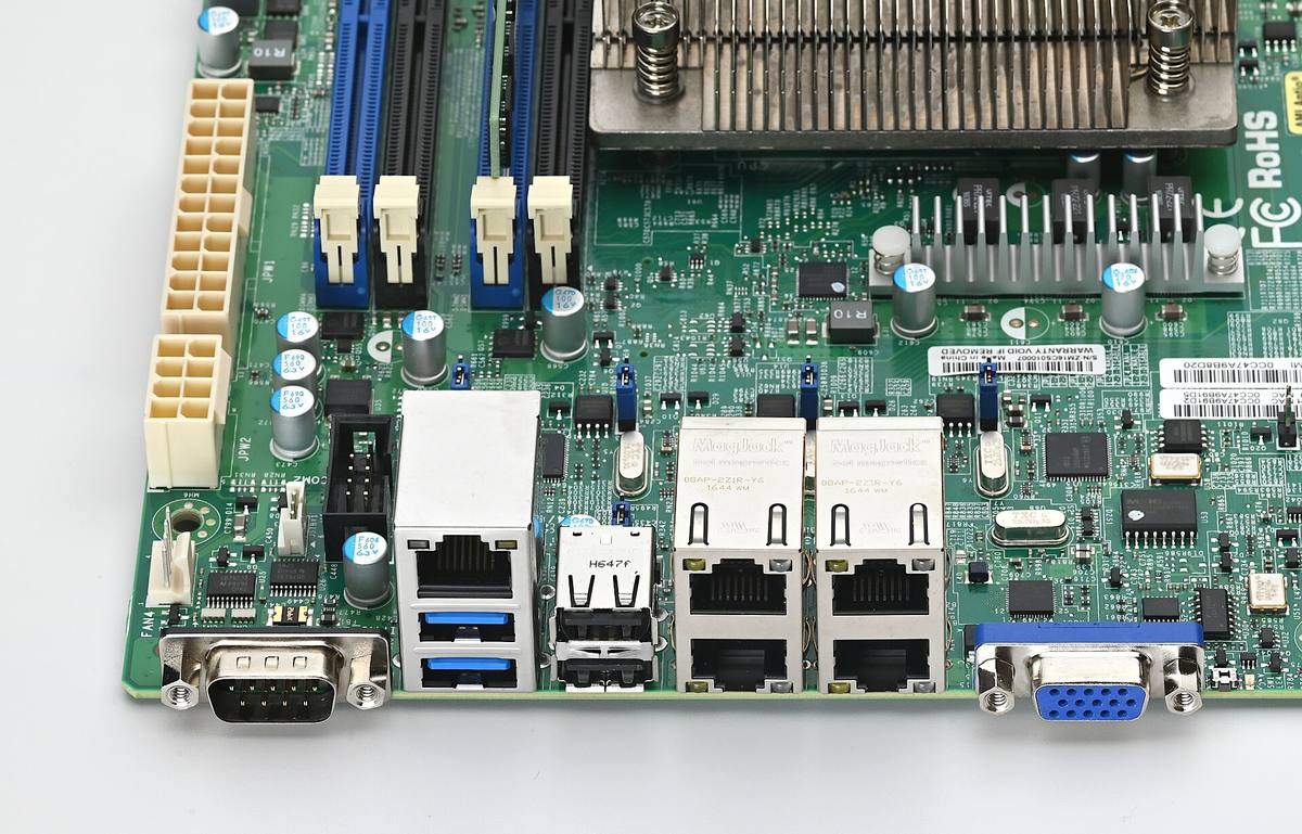 Zadní panel serverové základní desky Supermicro s konektory RS-232, USB, čtyřmi ethernetovými porty a VGA