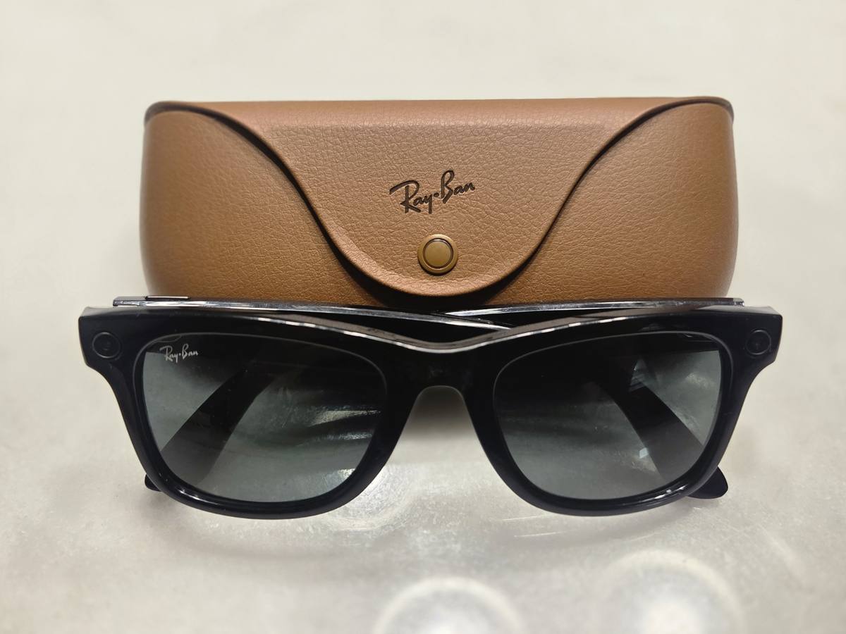 Chytré brýle Ray-Ban Meta před koženým pouzdrem