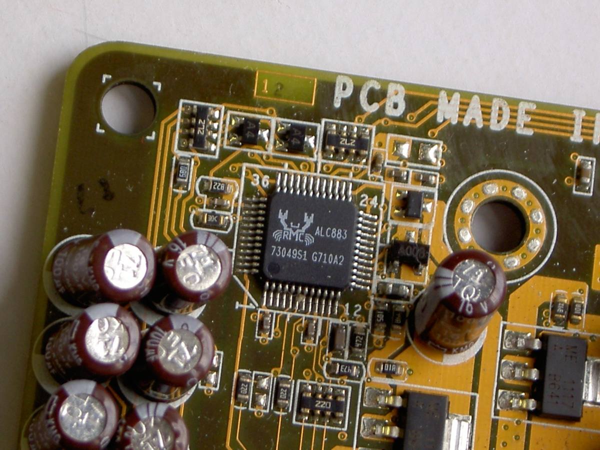 Detail základní desky se zvukovým kodekem Realtek ALC883 a řadou elektrolytických kondenzátorů