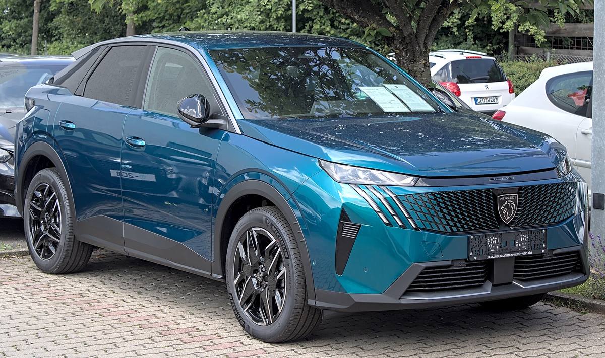 Modrozelený Peugeot 3008 zaparkovaný na dlažbě, pohled zepředu z pravého boku