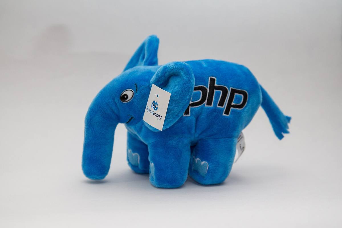 Modrý plyšový slon s nápisem php