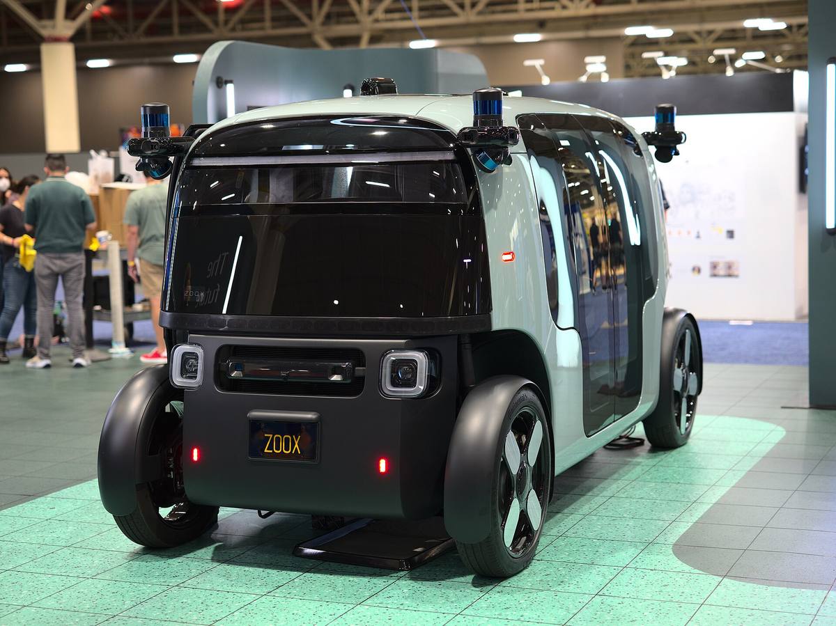 Robotaxi Zoox zblízka, vůz bez volantu se senzory na rozích střechy