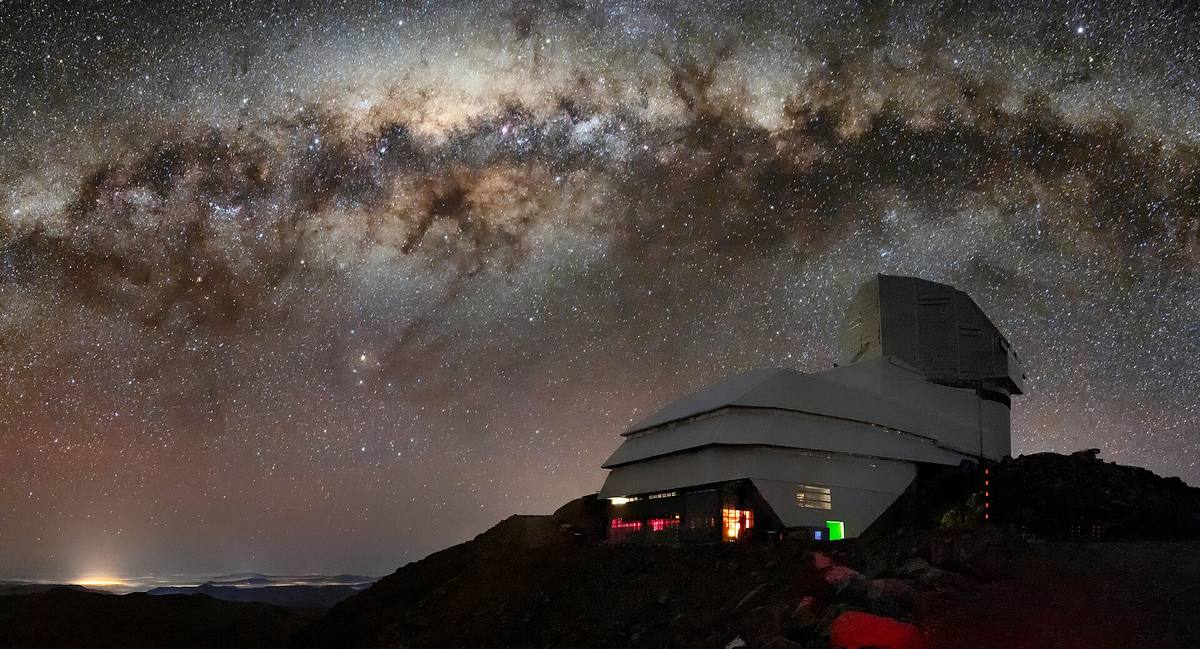 Rubinova observatoř v noci pod Mléčnou dráhou