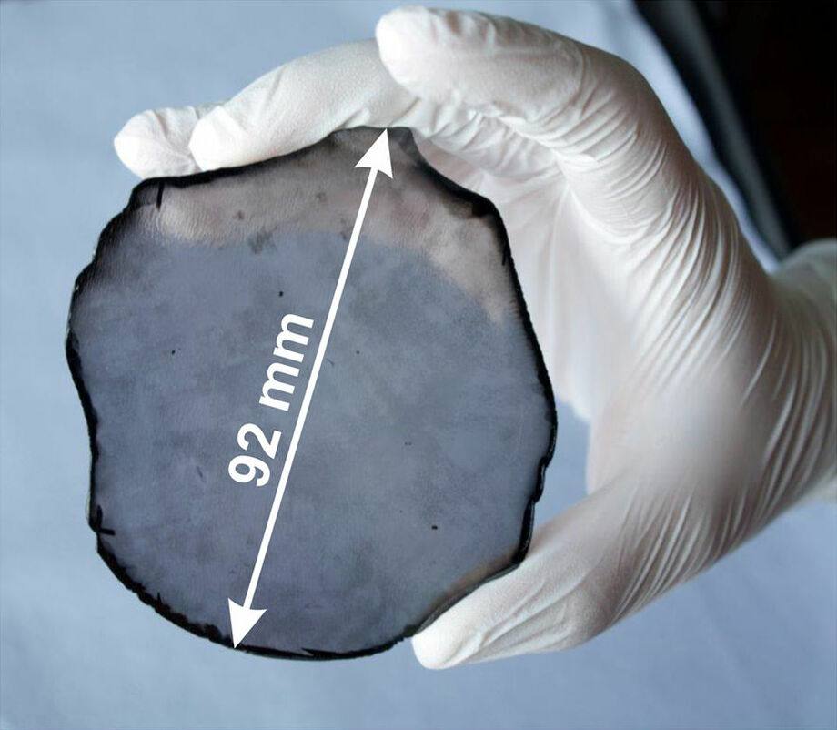 Nebroušený disk syntetického monokrystalického diamantu v ruce